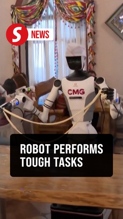 Humanoid robot cooking show turns heads in Xinjiang