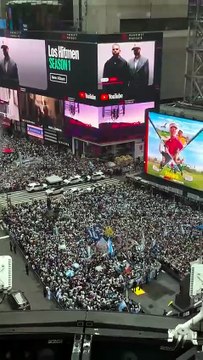 Toma aérea del banderazo argentino en Times Square