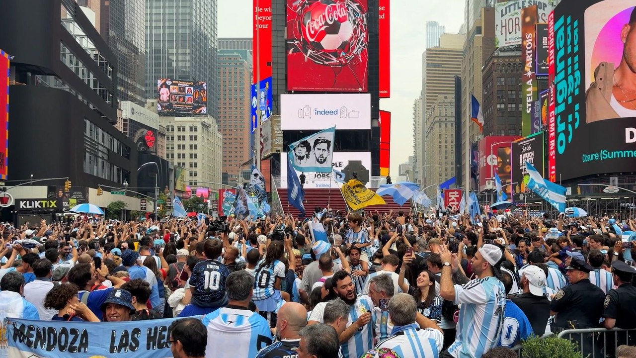 Riesige Party vor dem Finale: Argentinien-Fans nehmen Times Square ein