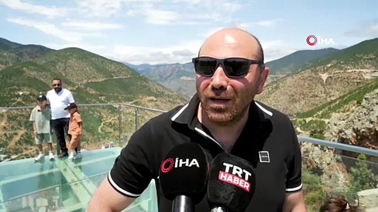 Gümüşhane’de cam seyir terasının sevimli ziyaretçisi