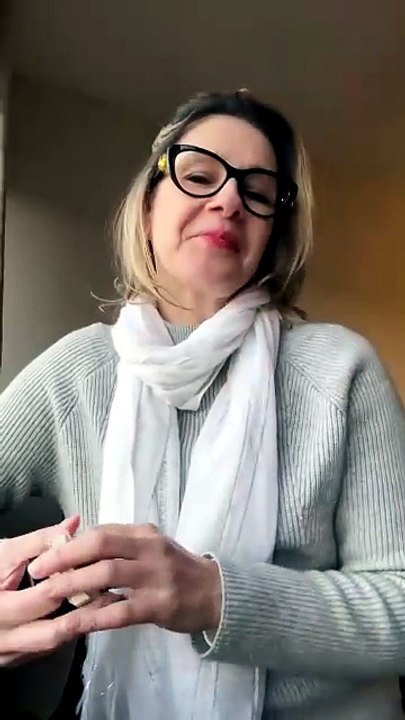 Estilista cria vestido de noiva com "lixo" dos cromos do Mundial. Veja