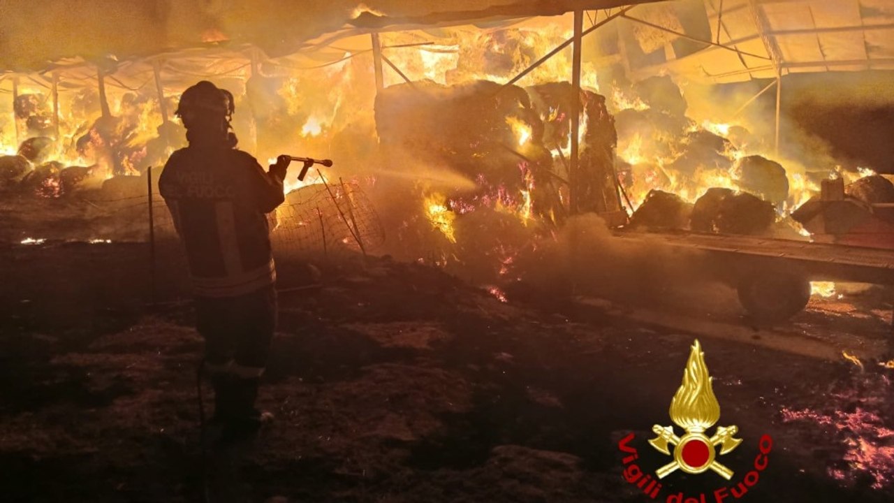 Enorme incendio devasta un capannone di fieno a Benetutti, vigili del fuoco al lavoro dalla notte