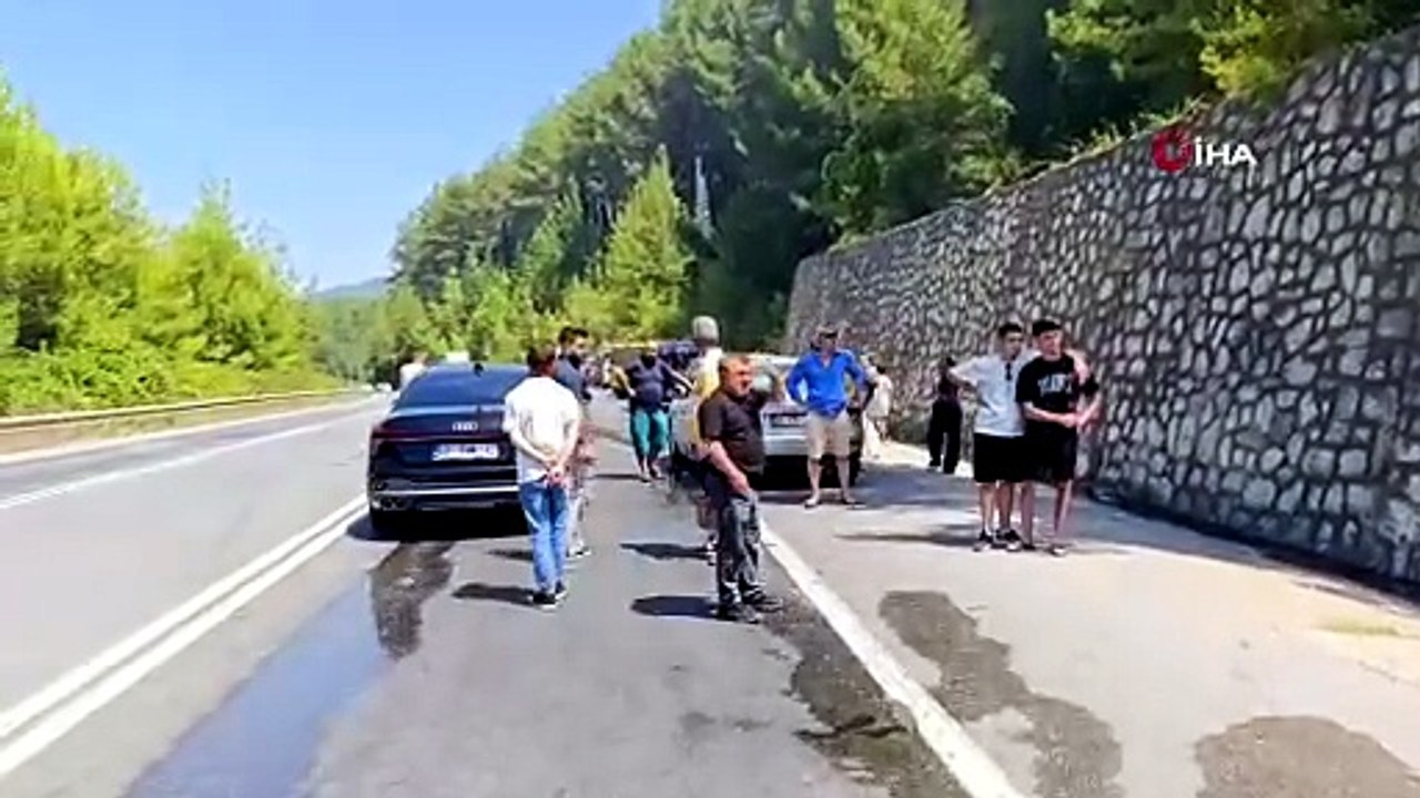 Tatilden dönen ailenin otomobili alev alev yandı muhtemel faciadan dönüldü