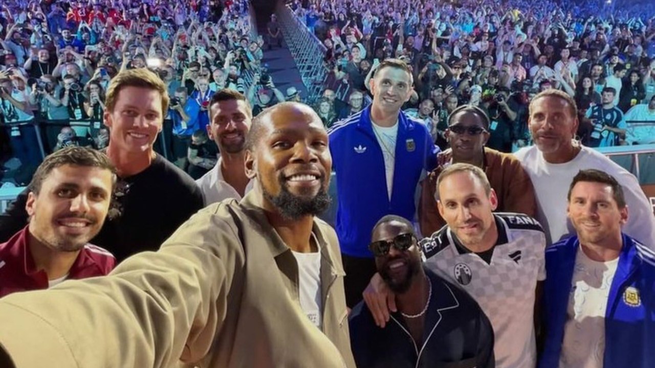 Sport 2026 - Novak Djokovic en mode WWE au Fanatics Fest avec Messi, Bieber, Brady et Durant