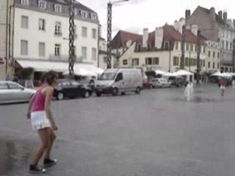 Jeunes Filles en Folies sur la place St pierre