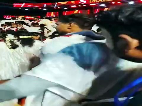 இரவு நேரத்தில் நடந்த பட்டமளிப்பு விழாவில் பங்கேற்ற ஆட்சியர்- வலுக்கும் சர்ச்சை