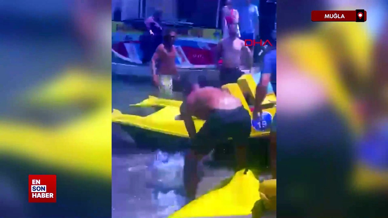 Muğla'da kılıç balığını kuyruğundan çekip sahile çıkardı