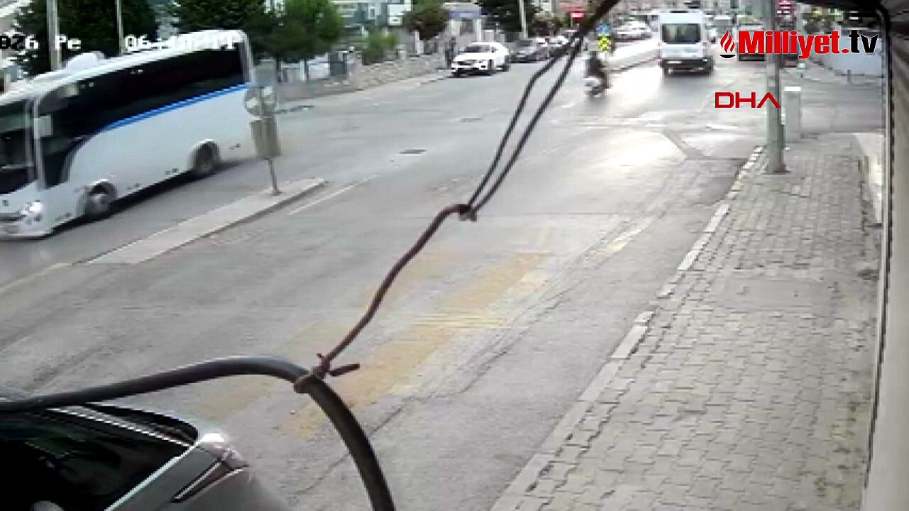 Motosiklete çarpan otomobilin sürücüsünün kaçtığı kaza kamerada