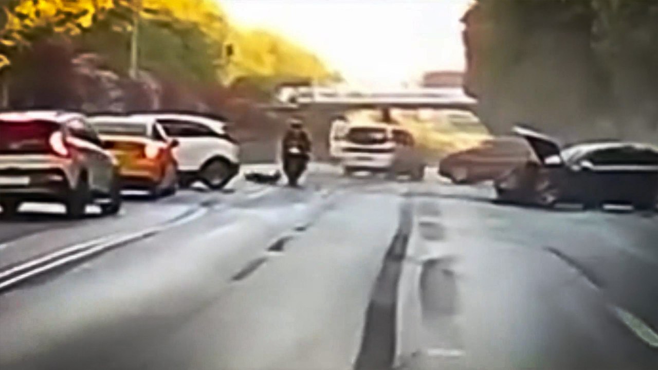 İstanbul’da 5 aracın karıştığı zincirleme kaza kamerada: 3 yaralı 