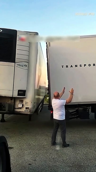 A smart way to get out of the situation. 🤓🚛💨 unknownartist #truckdriver #automobile #lkw #camion