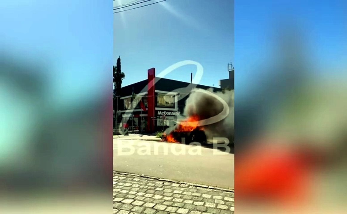 Carro pega fogo na Mateus Leme