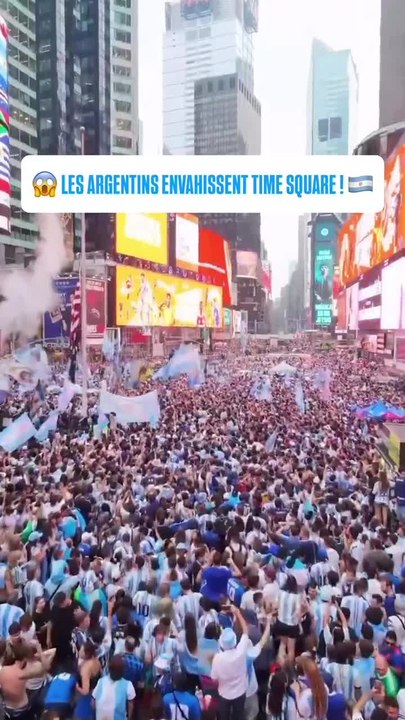 LES ARGENTINS ENVAHISSENT TIME SQUARE