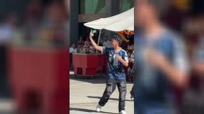 À Madrid, un jeune fan de l'Argentine chambre les fans de l'Espagne