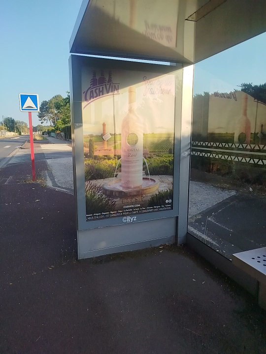 Arrêt de bus pub alcool et pas de cigarette ???