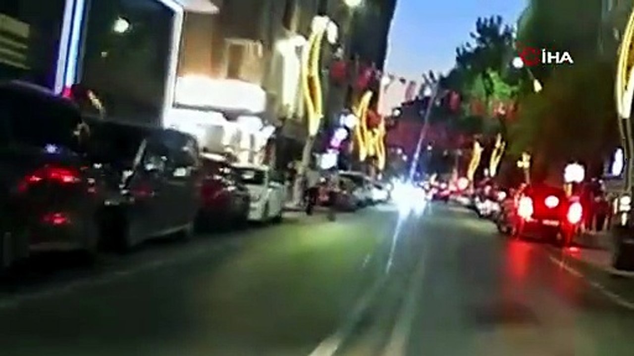 Samsun'da caddede rezalet çıkaran alkollü şahsa vatandaş tokadı! Tek yumrukla yere serildi!