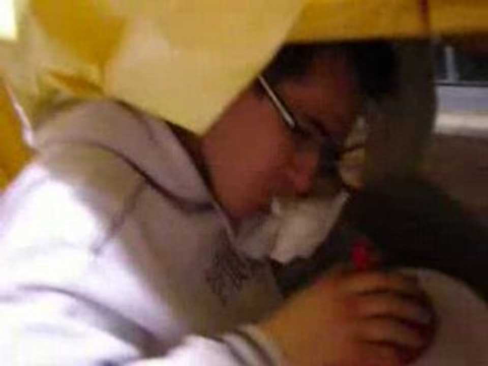 Les gibous: Ben subit la loi du tsunami avec un mouchoir