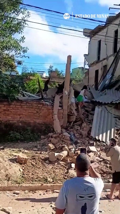Idosa em cadeira de rodas cai após desabamento de prédio