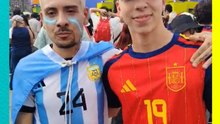 ¡Futbol! Aficionado español y argentino se abrazan tras final del España vs Argentina