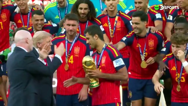 CORTO Trump quiso figurar en la foto de España con la Copa del Mundo