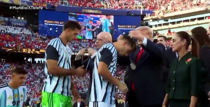 Cuti Romero no le dio la mano a Trump