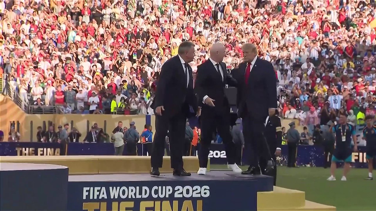 TRUMP presents the TROPHY to SPAIN and shares a special moment with LAMINE YAMAL