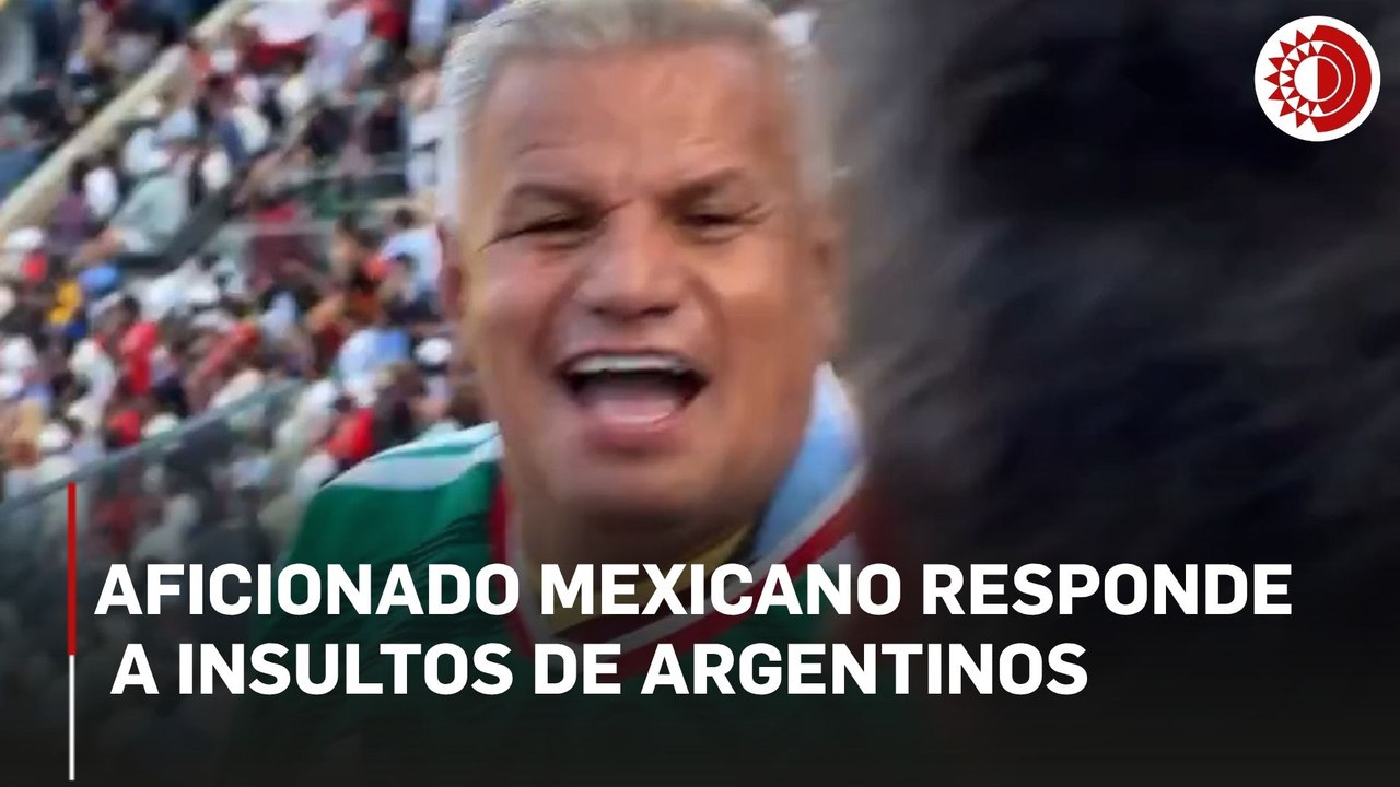 Aficionado con la playera de México responde a seguidores argentinos mostrando la camiseta de España