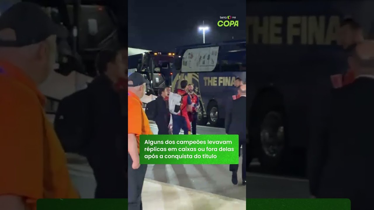 Com Rodri carregando a taça, jogadores deixam o estádio em Nova Jersey rumo à Espanha #shorts