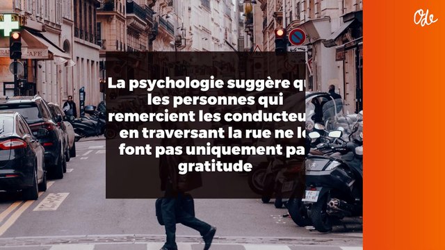 La psychologie suggère que les personnes qui remercient les conducteurs en traversant la rue ne le font pas uniquement par gratitude