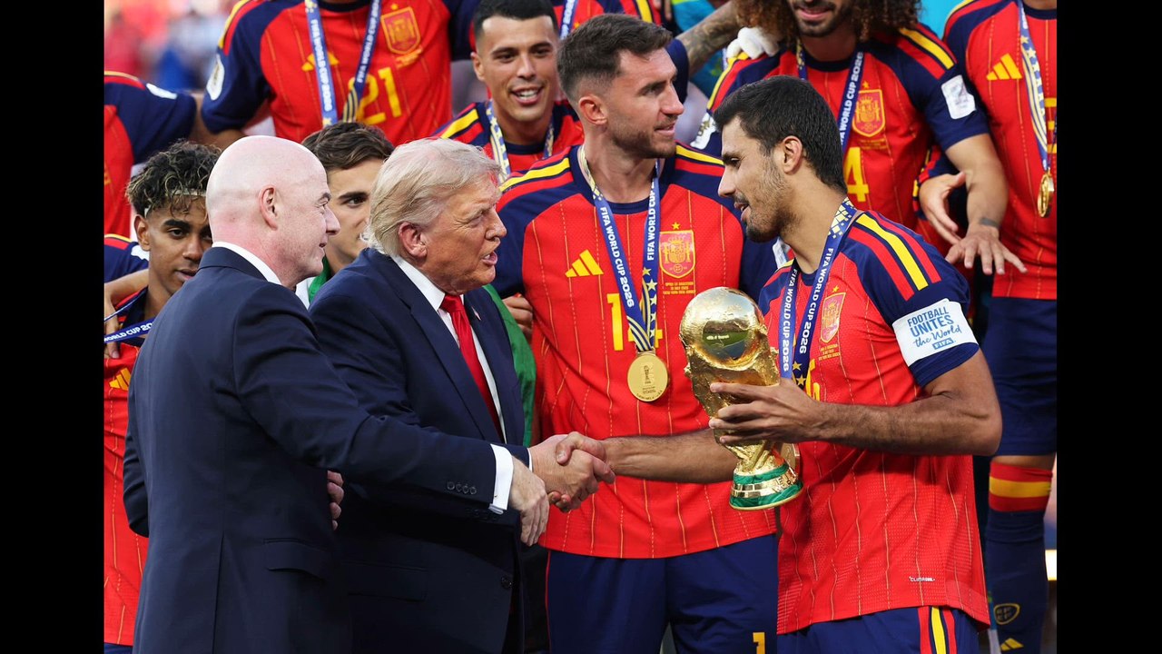 La cómica y surrealista secuencia de Trump en la premiación de España, ¡quería salir en la foto con Rodri!