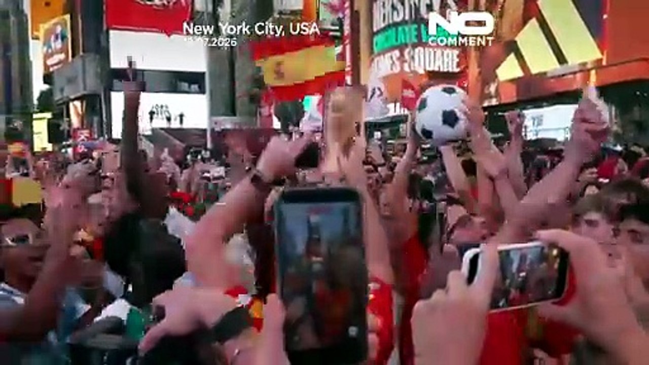 Aficionados españoles celebran la victoria en el Mundial