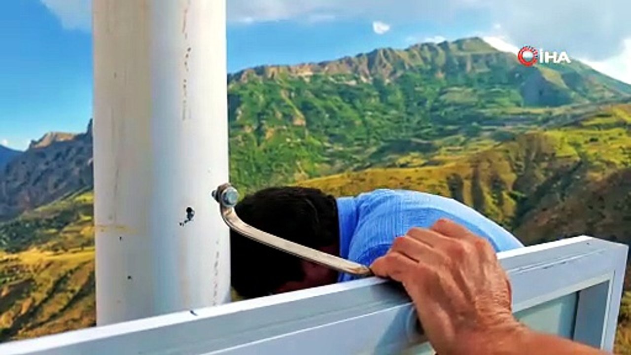 Şehit Öğretmen Neşe Alten’in adını bin 215 rakımlı tepede yaşattı: 16 metrelik Türk bayrağı dikti
