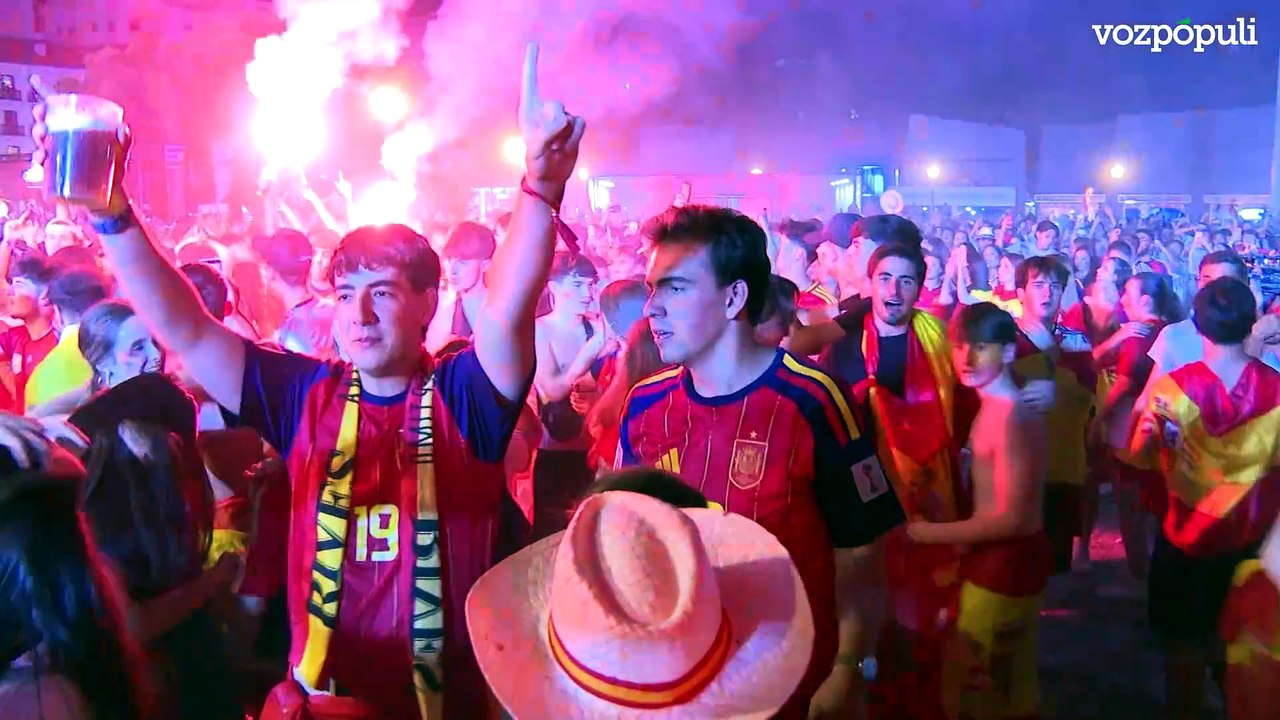 Una marea roja celebra en Colón la segunda estrella de España