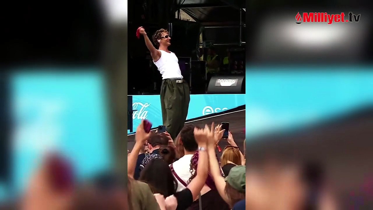 Edis'ten dünya sahnesinde halay! Mendili elinden bırakmadı
