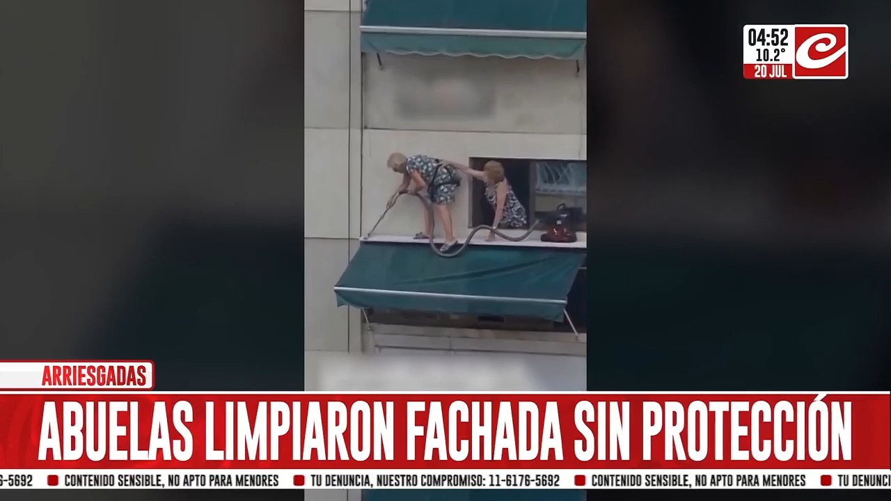 Abuelas limpiaron el toldo de un cuarto piso... ¡sin ninguna protección!