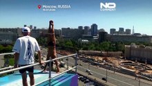 Хайдайверы прыгают в воду на фестивале «Две реки» в Москве