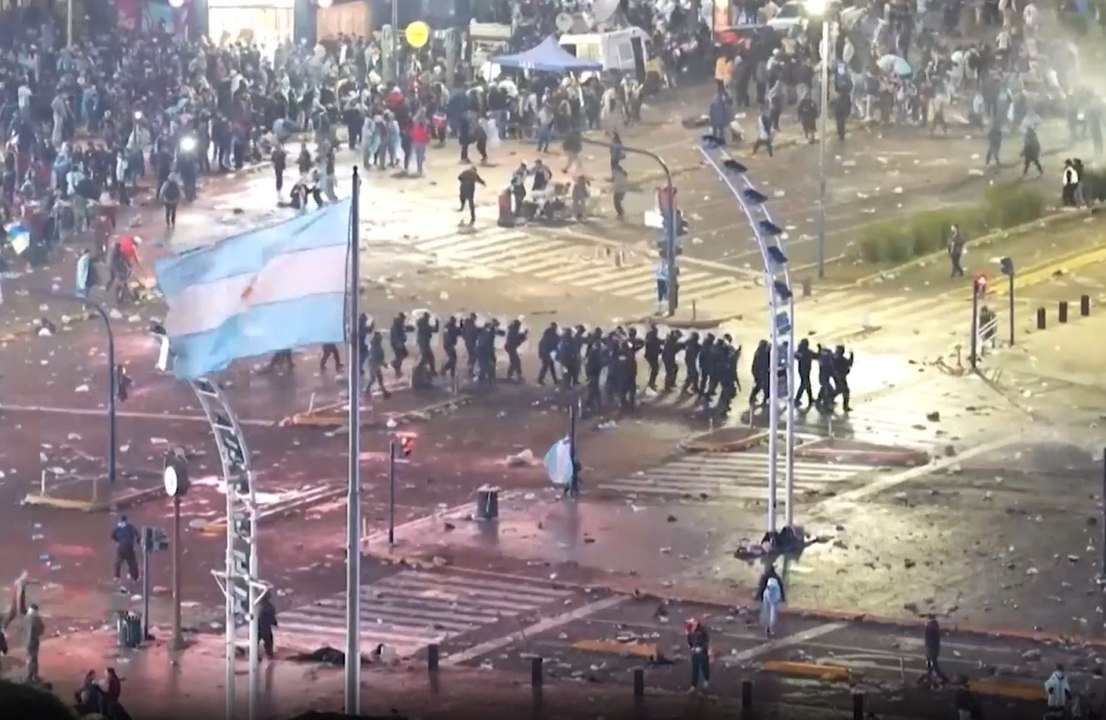 Lanci di bottiglie e pietre: violenti scontri a Buenos Aires tra tifosi e polizia