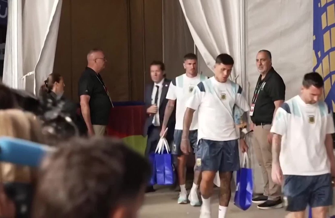 Argentina, testa bassa e facce tristi: Leo Messi e compagni lasciano lo stadio così