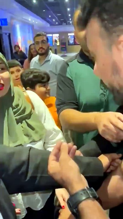 معجبة تلتلقي بأحمد العوضي وتحرجه أمام الملأ