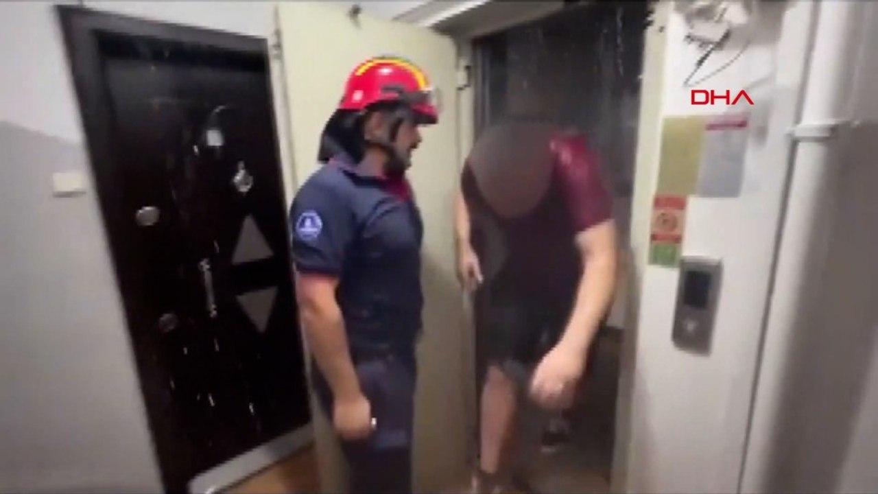 Boşaltılan sitedeki su saatini söktü; binayı su basınca asansörde kaldı!