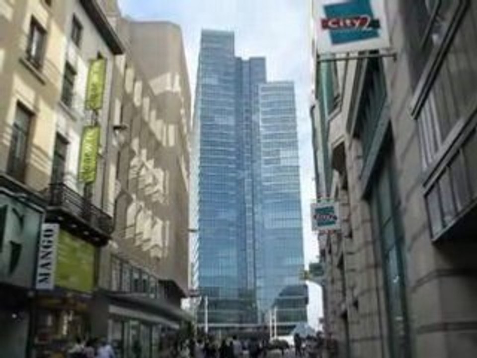 Bruxelles (Belgique) : rue commerçante & skyscraper