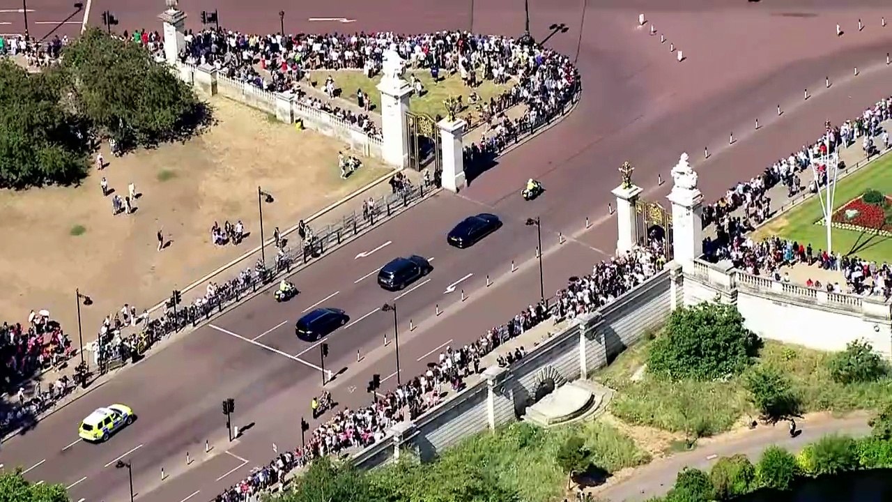 Starmer arrives to meet King at Buckingham Palace