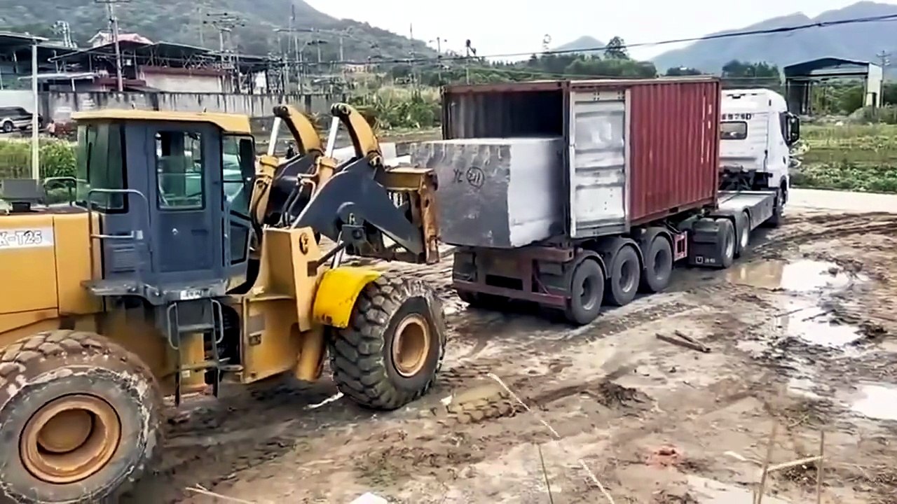 Un conducteur de pelleteuse vraiment talentueux