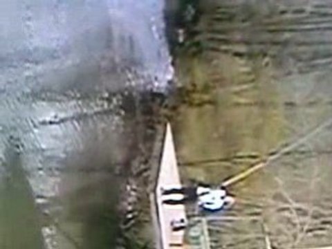 13 ans Benji qui saute a l'élastique de 61 metre ^^