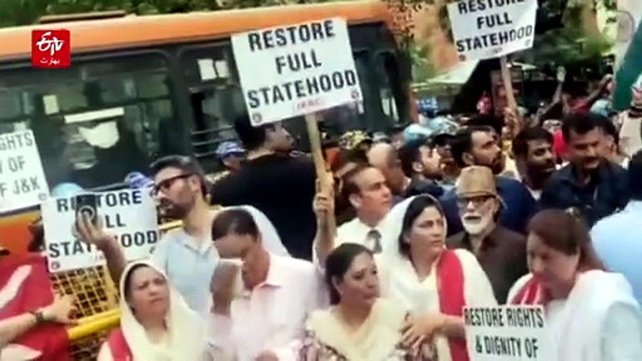 'ریاستی درجہ بحال کرنے کا وعدہ' یاد دلانے کیلیے عمر عبداللہ حکومت کا دہلی میں احتجاج