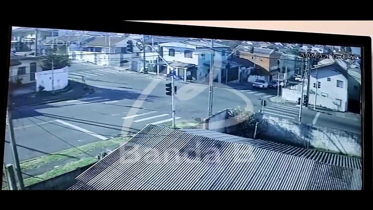 Carro capota e desliza pelo asfalto após batida com veículo que fazia conversão à esquerda