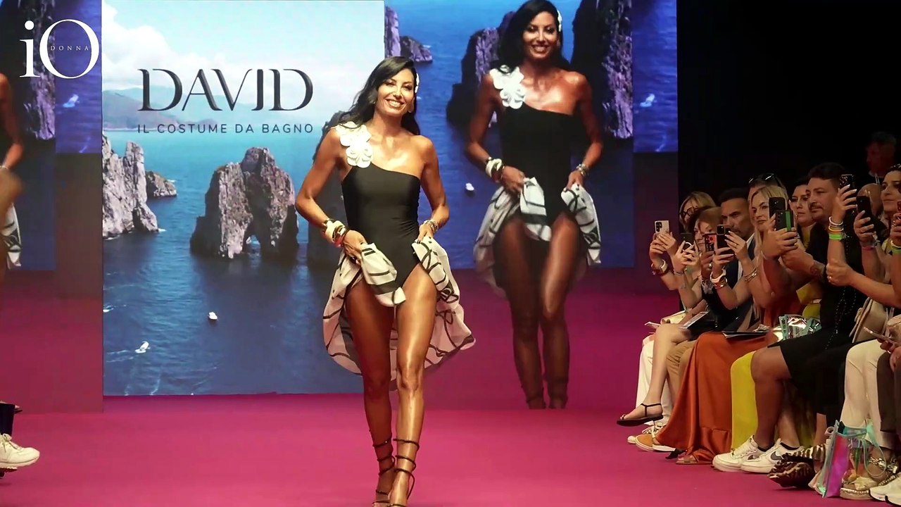 Elisabetta Gregoraci in bikini a 46 anni: fascino e fisico scolpito in passerella