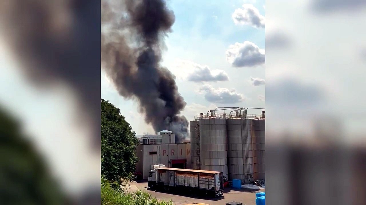 Prato, incendio nella zona industriale: brucia un?orditura