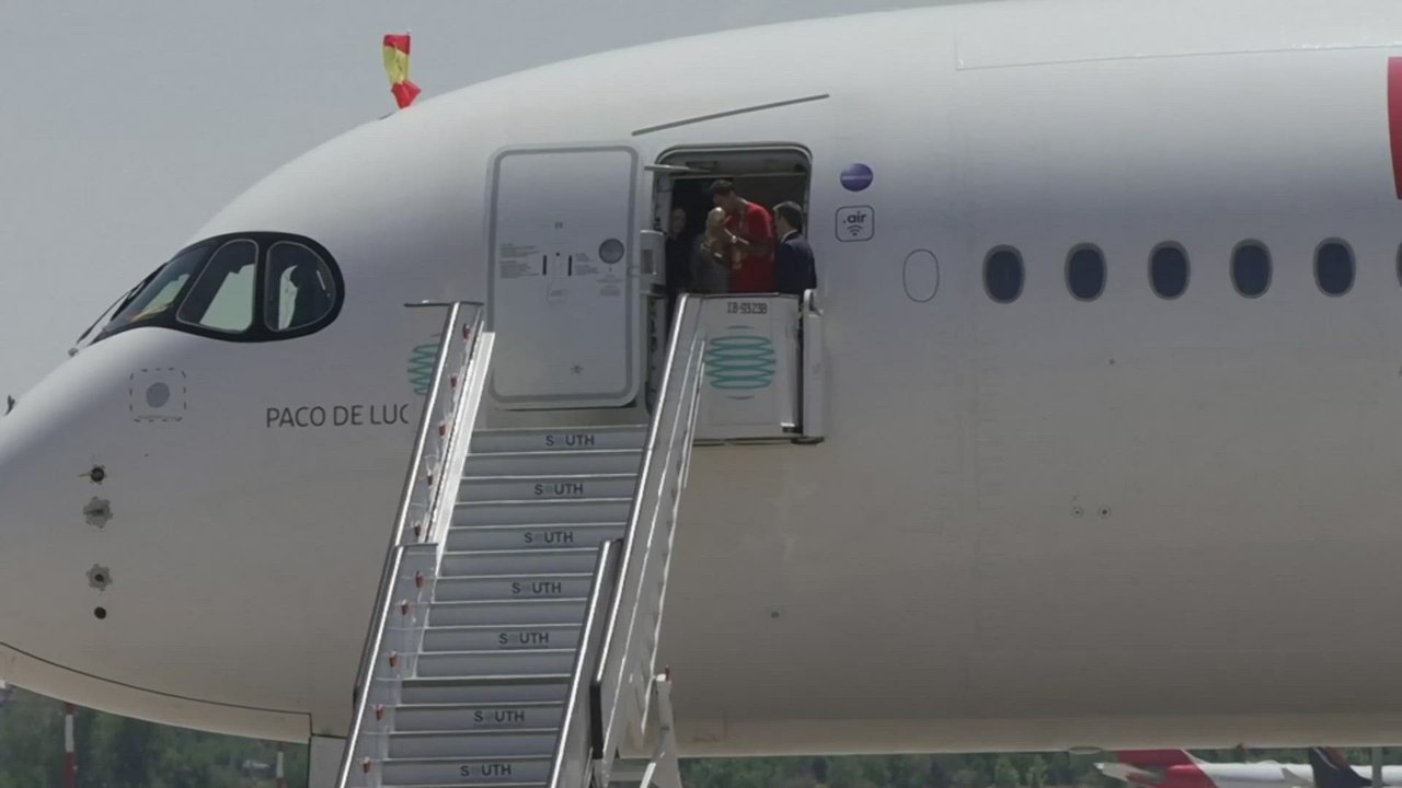 HISTORY: the moment Rodri steps off the plane holding the World Cup trophy