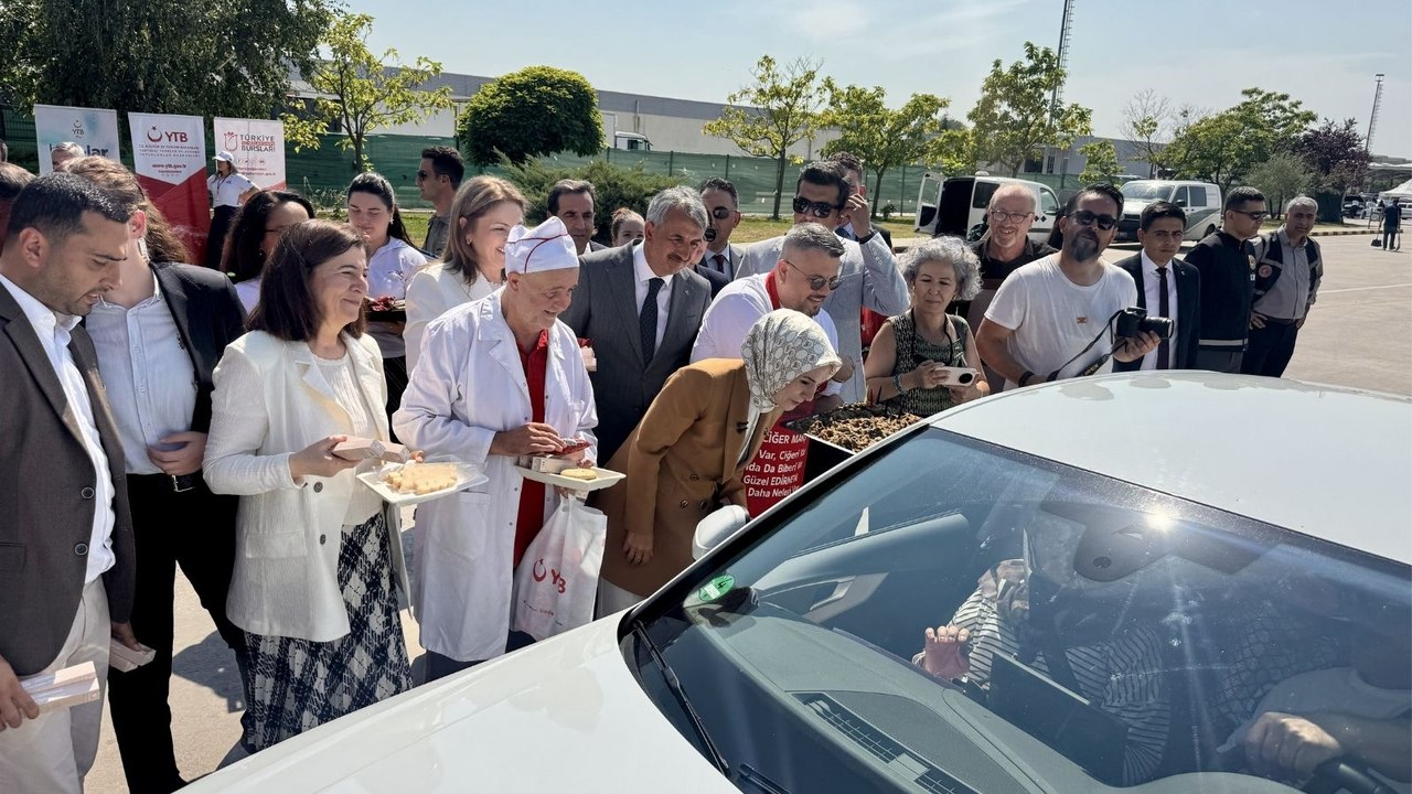 Bakan Göktaş, yurtdışında yaşayan Türkleri Kapıkule'de karşıladı: Gurbetçiler başımızın tacı!