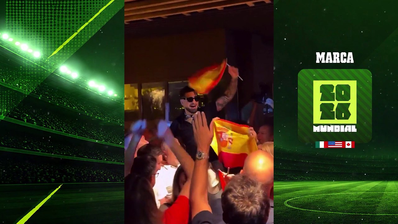 Topuria aparece celebrando el Mundial de España